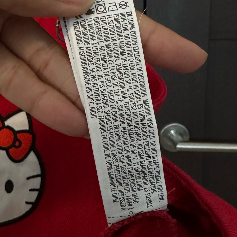 Hello Kitty Red and White Fabric Label - Picture 7 of 8